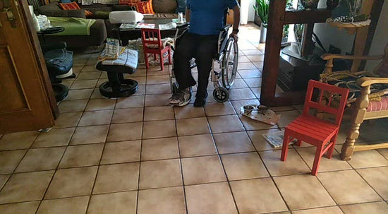 Dieses Video zeigt den Transfer von einem Rollstuhl zu den Unterarmstützen